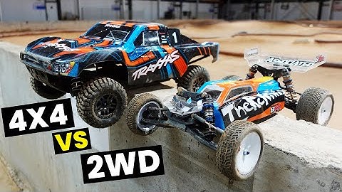 TRAXXAS Slash 4x4 ULTIMATE VS Team Associated B6.2D - At the track! (Race Day)