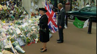 La prima apparizione pubblica della Regina Elisabetta dopo 5 giorni di silenzio dalla morte di Diana