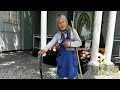 Con 80 años, abuelita hispana dedica su vida a limpiar las calles de su iglesia