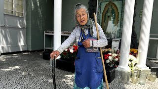 Con 80 años, abuelita hispana dedica su vida a limpiar las calles de su iglesia