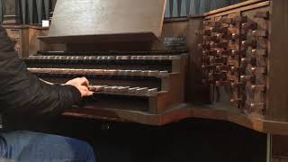 Je joue sur le grand orgue à la fin d’une messe le dimanche.