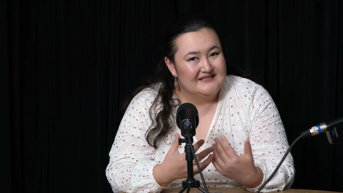 Бір топ адам бір балапанды ұрып жатыр