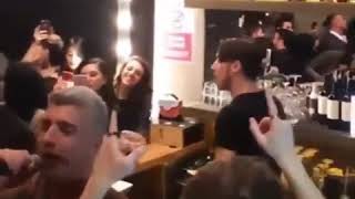 ✒Özcan Deniz, İstanbullu Gelin’in veda yemeğinde geceye şarkılarıyla renk kattı.