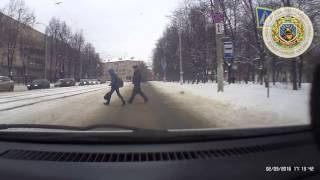 Belarusian Police Officer Pulls Child From Path of Car screenshot 3