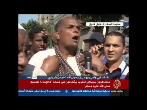 نشطاء يقيمون حاجزاً فاصلاً بين المتظاهرين وقوات الأمن