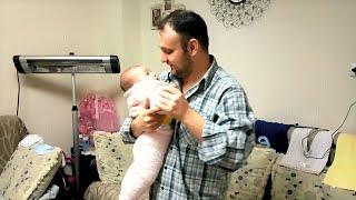 Bebek Babasıyla Tango Yapıyor