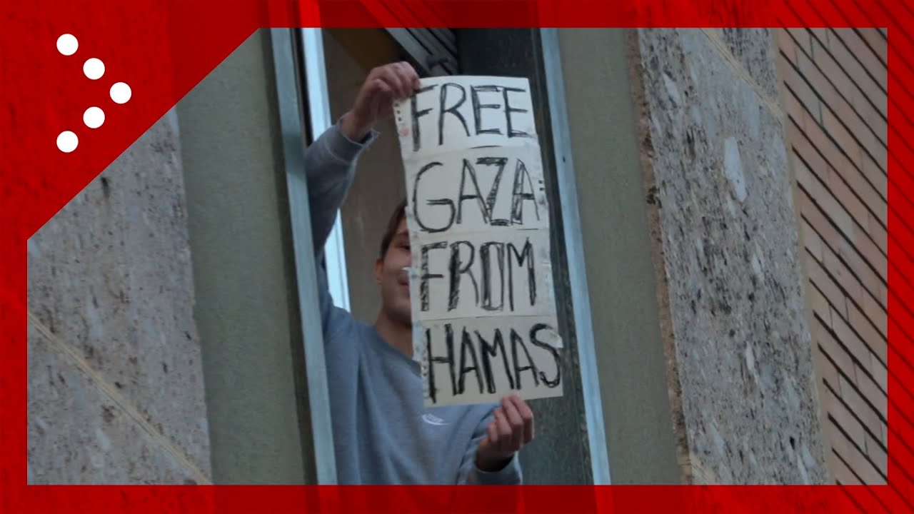 Milano, ragazzo mostra cartello con messaggio 