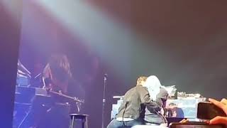 Bradley Cooper a sorpresa al concerto di Lady Gaga