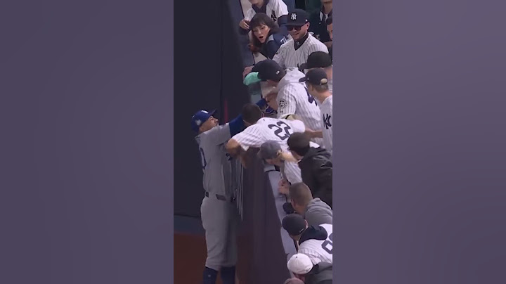 Yankees fan pulls ball out of Mookie Betts' glove in World Series Game 4 _ MLB on FOX
