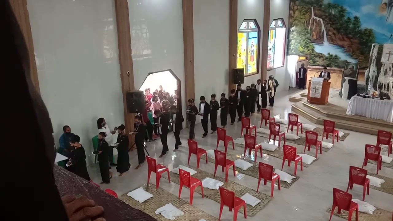 Prosesi Sidi Angkatan Pertama Siswa Kategetsasi Hukuanakota Di Gereja Batoi