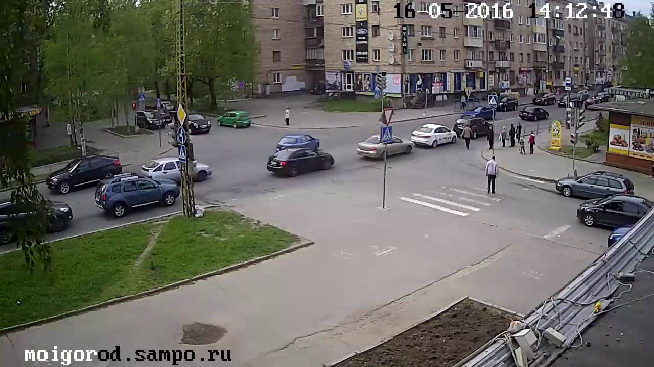 Пешеход пнул автомобиль Пешеход пнул автомобиль