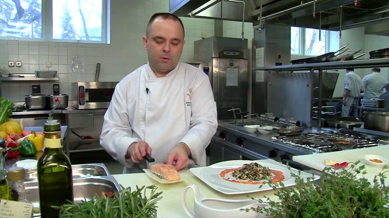 Pieczony łosoś z kremowym sosem z papryki