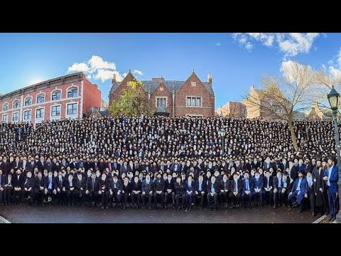 התמונה המסורתית: אלפי שלוחי חב"ד מכל העולם בתמונה המסורתית בחזית מרכז חב"ד העולמי 770 בניו יורק.