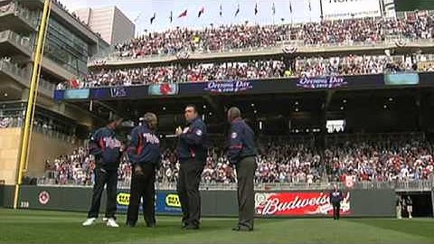 2010/04/12 First pitch at Target Field