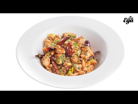 Курица гунбао. Китайское блюдо — жареная курица с овощами и соусом