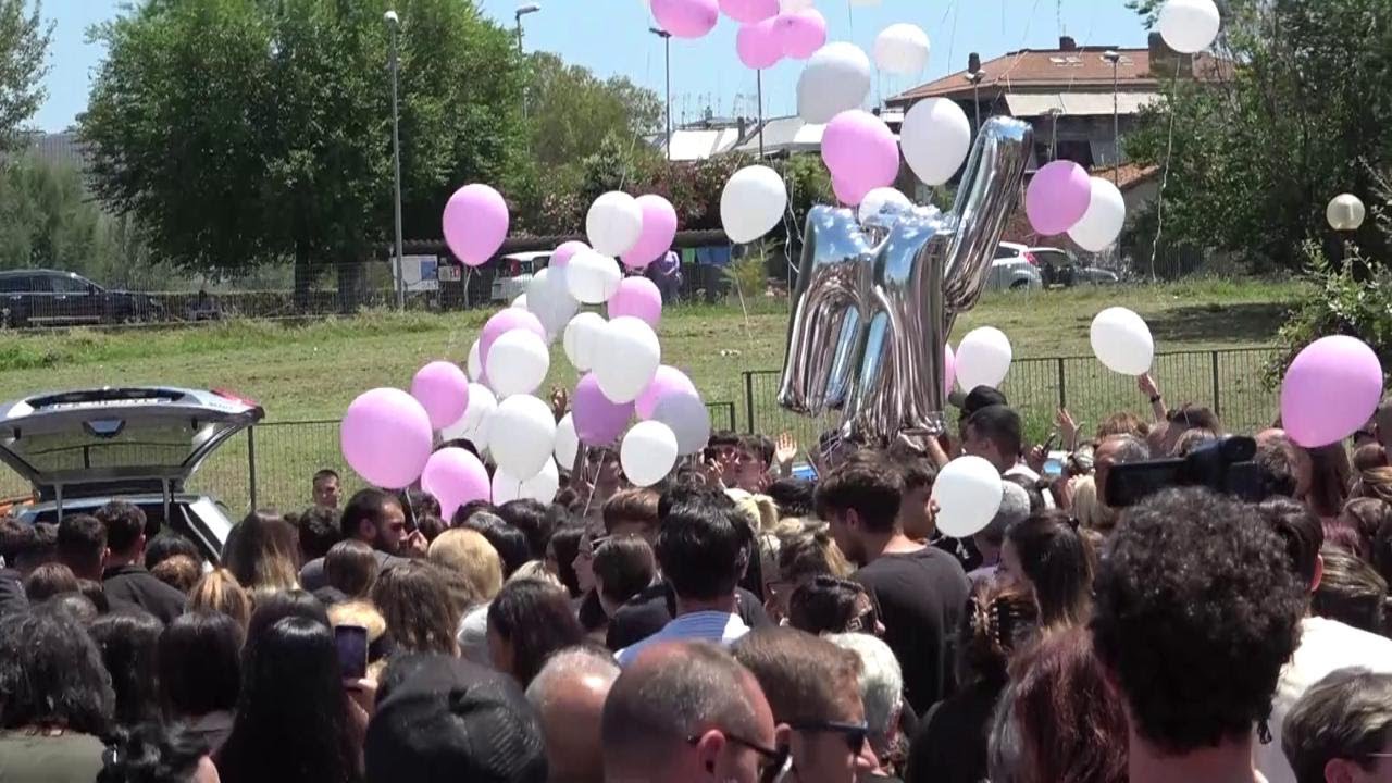 Funerali di Michelle Causo, il lancio di palloncini dopo l'omelia