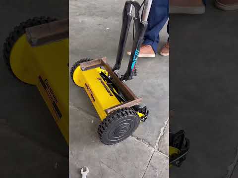 Как вам такой вариант механической газонокосилки 😉