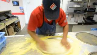 Domino's guy makes 3 Pizzas in 39 Seconds | Sarasota Herald-Tribune screenshot 4