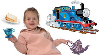 Дети едут на поезде | Hi Emilia путешествует
