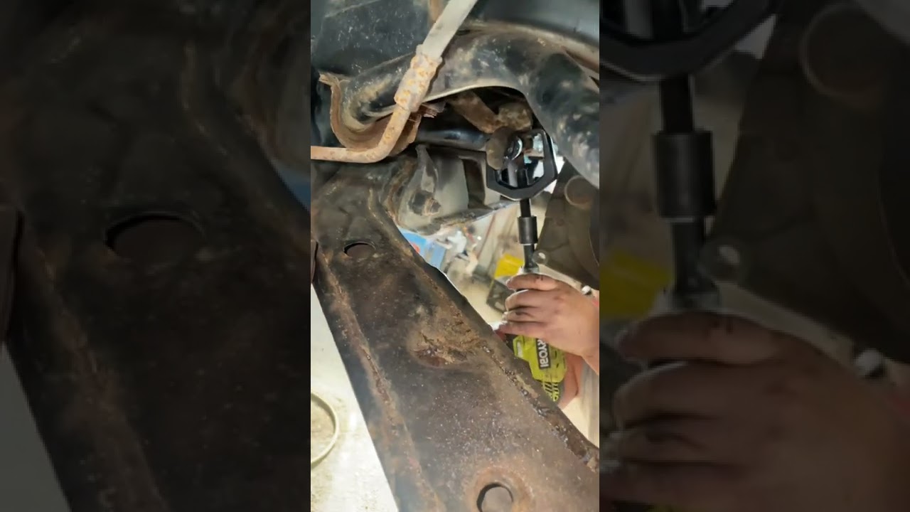 Pitman arm puller tool in action