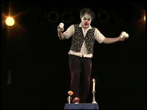 Vidéo: Clown Jongleur En Carton