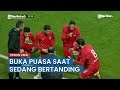 Pemain Liga Turki Buka Puasa  di pinggir Lapangan saat Sedang Bertanding