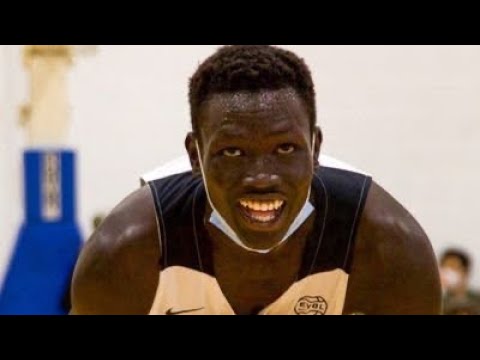 7'2 Ole Miss Commit John Bol Recreates Iconic NBA Photo With 5'4 Guard