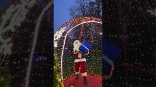 Here comes Santa Claus🎅🏻 #bellewaerde #bellewaerdepark #christmas #herecomessantaclaus