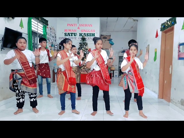 Viky Sianipar-Ara Sitengen-Tengen ft. Tio Fanta Pinem (Traditional Dance by Panti Asuhan Satu Kasih) class=