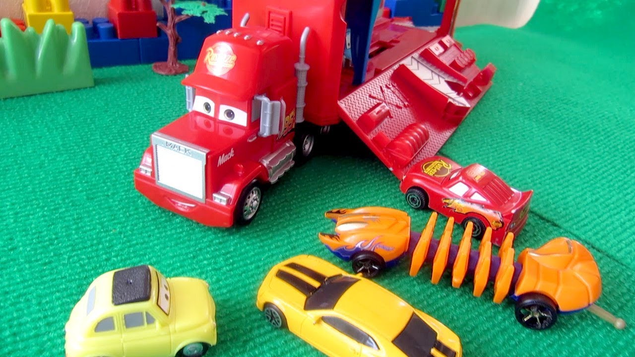 Игрушечные машинки и Трейлер грузовик Мак. Видео с игрушками