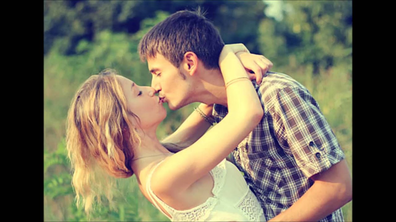 Целование девушек. Парень и девушка. Фотосессия с парнем. Молодые влюбленные. Поцелуй парня и девушки.
