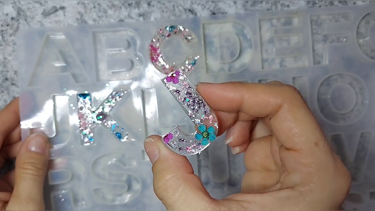 Llaveros de letras en resina(flores secas)/Letter resin keychains(dry flowers)