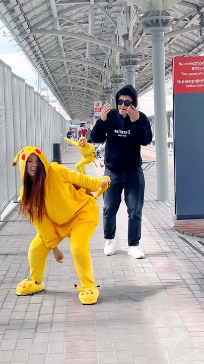 THIS GUY DIDN'T EXPECT THIS PRANK: Is his reaction weird?🫠LA ELVÍRA #shorts