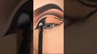 Bold, glam, and golden ✨🔥 Watch this gold &amp; black eye makeup come to life! #goldeyeshadow#makeup