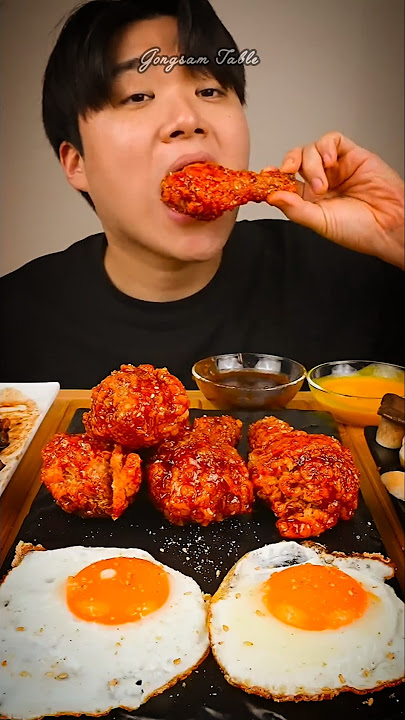 EATING SPICY BLACK BEAN NOODLES WITH GREEN ONION KIMCHI & SPICY FRIED CHICKEN #shorts #mukbang
