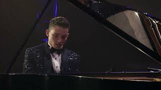 RMB Starlight Classics – “Piano Concerto in A minor” performed by Heinrich Sutton
Eighteen-year-old piano prodigy Heinrich Sutton performs an excerpt from Edvard Grieg’s Piano Concerto in A minor – one of the most iconic works of the Romantic period. Opening with one of classical music’s most recognisable motifs – bold and lyrical, this concerto captures youthful spirit and emotional depth. Heinrich’s performance highlights his technical skill and artistic maturity in this demanding piece. Conducted by Chad Hendricks at Vergelegen Wine Estate in 2025.
Learn more: https://www.rmb.co.za/rmb-starlight-classics
Rights secured by CAPASSO
#AfroSymphonic #RMBStarlightClassics RMB Starlight Classics – “Piano Concerto in A minor” performed by Heinrich Sutton