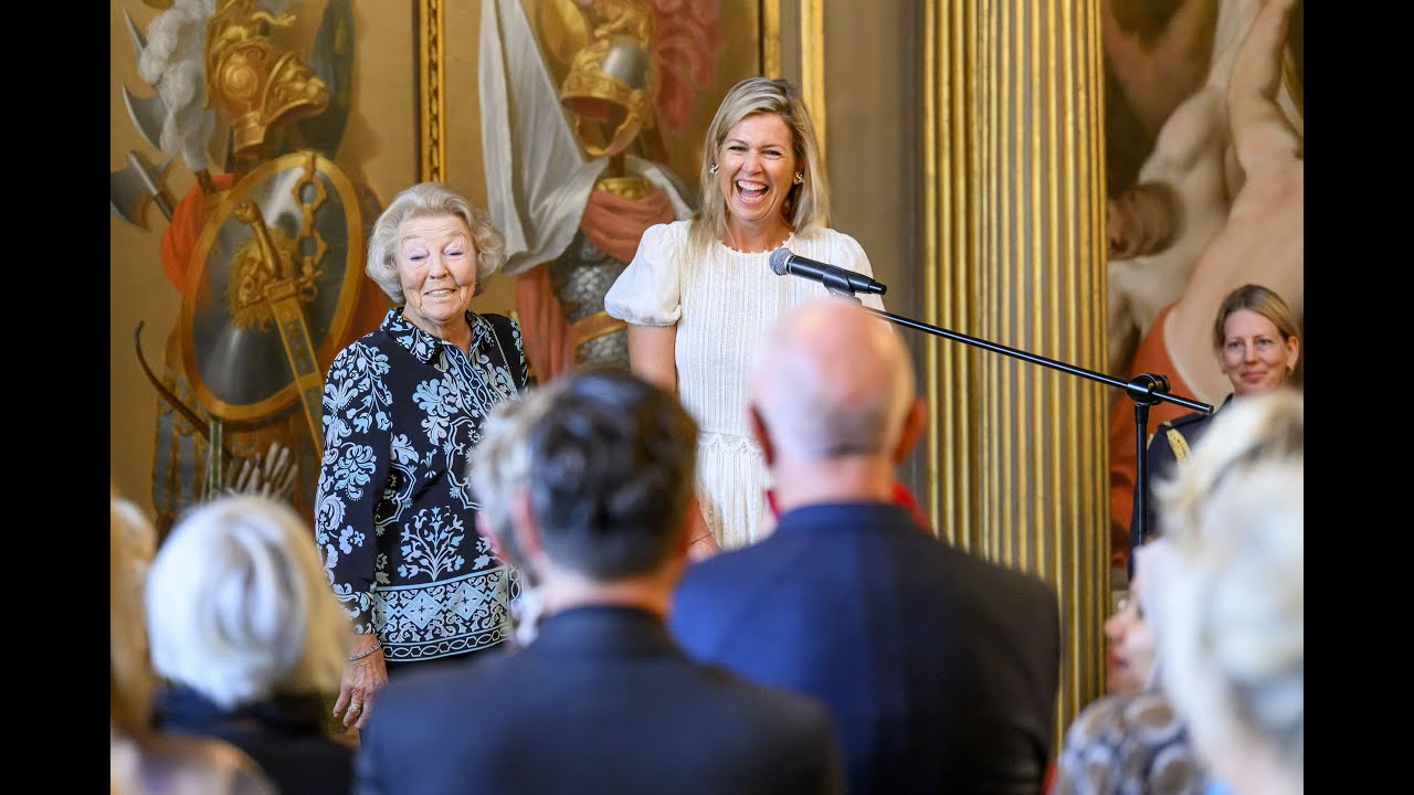 Máxima en Beatrix bekijken gordijnen op Paleis Huis ten Bosch