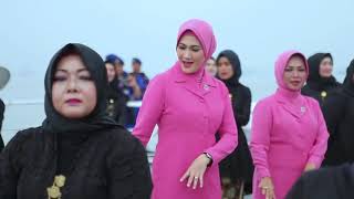 Bhayangkari Jawa Timur menyanyikan lagu daerah Madura berjudul Tanduk Majeng