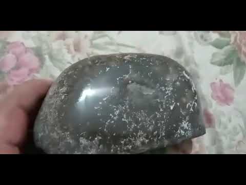 للبيع حجر اليشم الاخضر الغامق الطبيعي الخام يزن 900 غرام