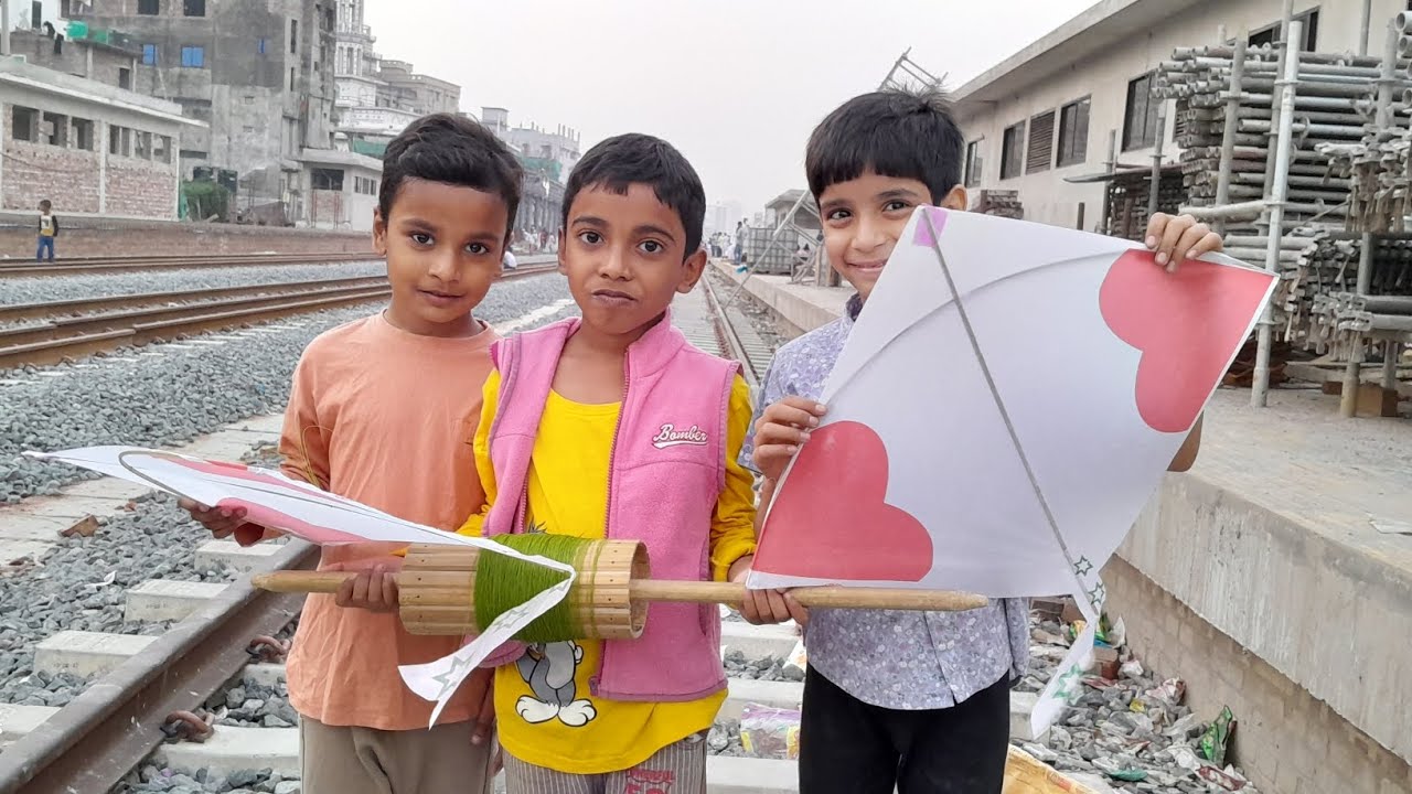 একদিন বিকেলে বন্ধুরা মিলে ঘুরি উড়ানো নিয়ে ব্যস্ত 