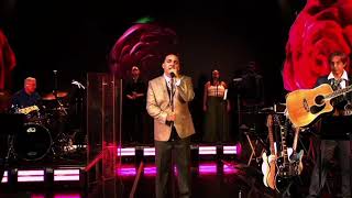 Video thumbnail of "Cristian Castro - Lloran las rosas (En vivo)"