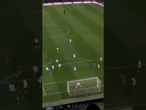 هدف بيدري من المدرجات ضد إشبيلية هدف خورافي