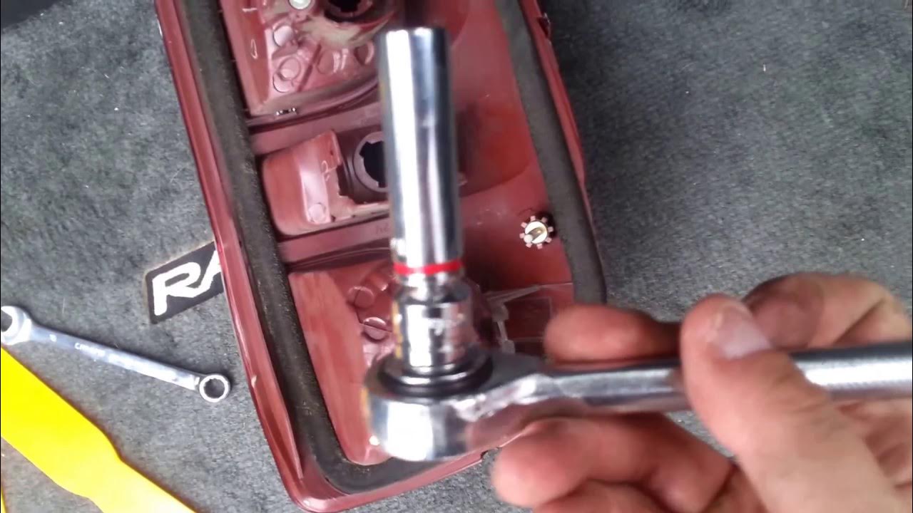 Tail light replacement Rav4 2001 to 2005 - YouTube