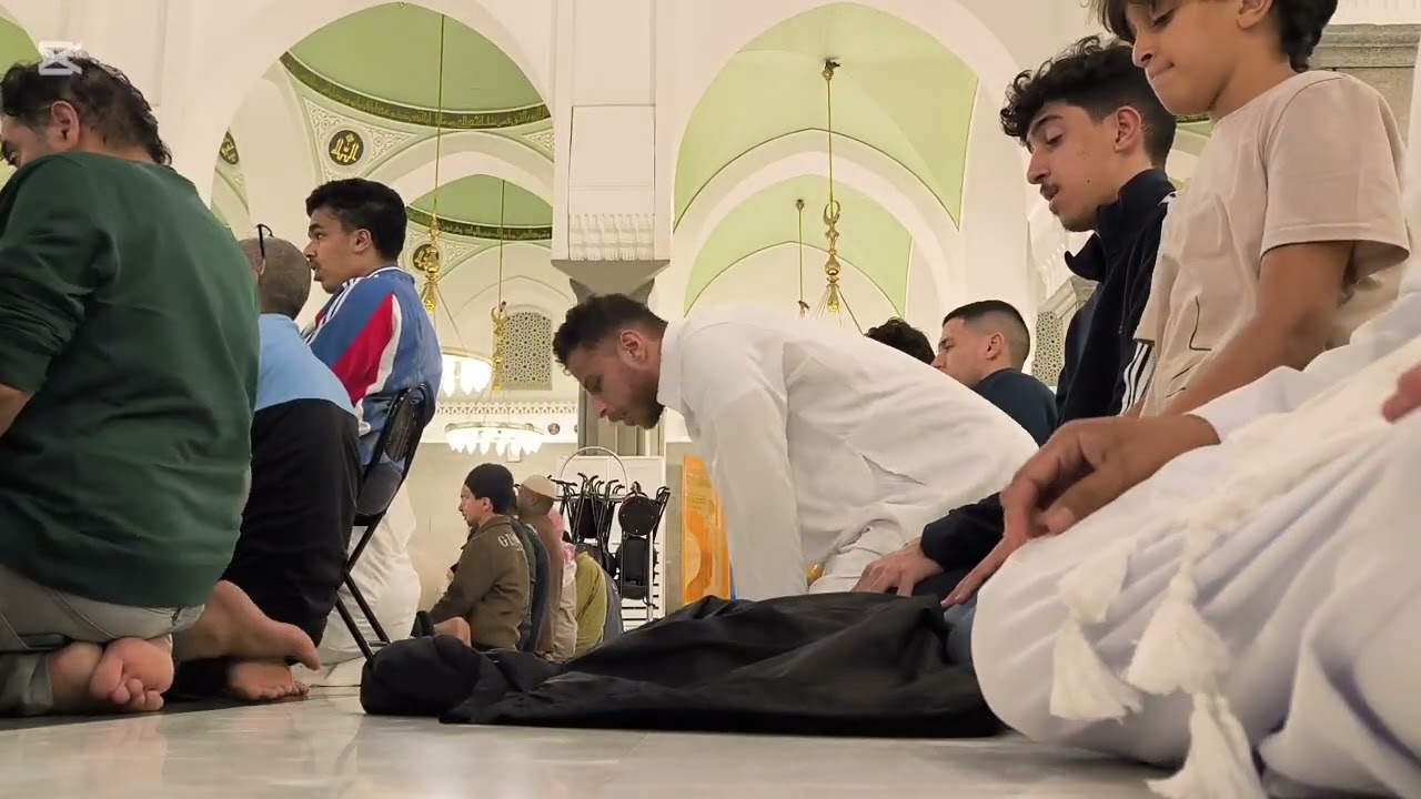 MUJUR SEMPAT MASUK - SOLAT BERJEMAAH DI MASJID QUBA - PAGAR DITUTUP BILA IMAM MEMBACA AL FATIHAH