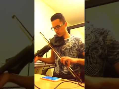 Видео: Цигулар свири на фона на насилието
