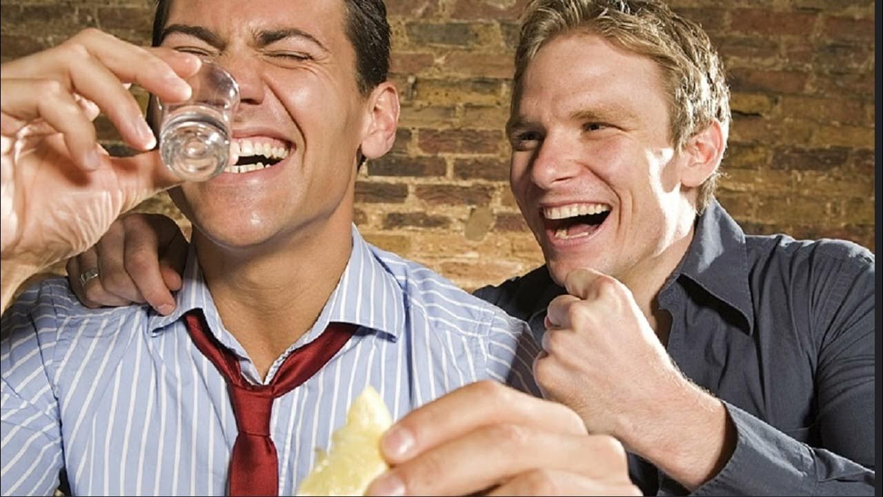 Пить два раза в неделю. Два пьющих человека. Мужчины выпивают. Мужчина смеется. Выпивающие люди.