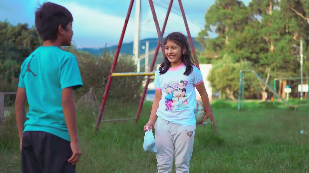 Esta niña de buen corazón regala comida a un niño que vive en la calle, sin imaginar que pasaria.