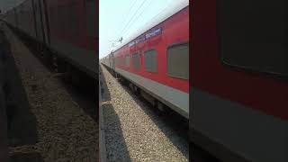 Both train crossing each other... waah kaya nazara hai...