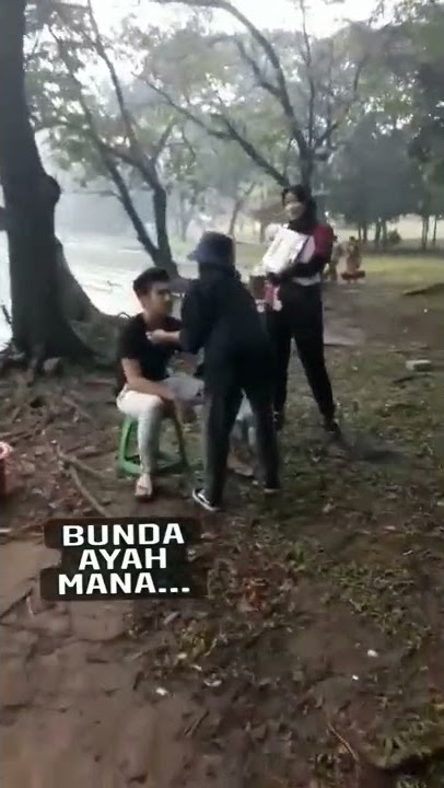 Ersya lagi nungguin anrez yg lagi di make up 😍