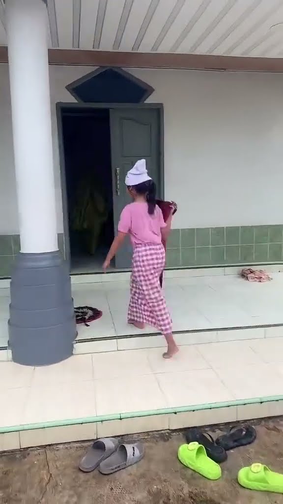Vidio kocak dan gokil @nyaikembang1nyaikembang1 /akibat suka main sarung ?